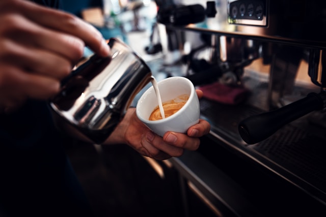 Barista przygotowuje specjał kawiarni