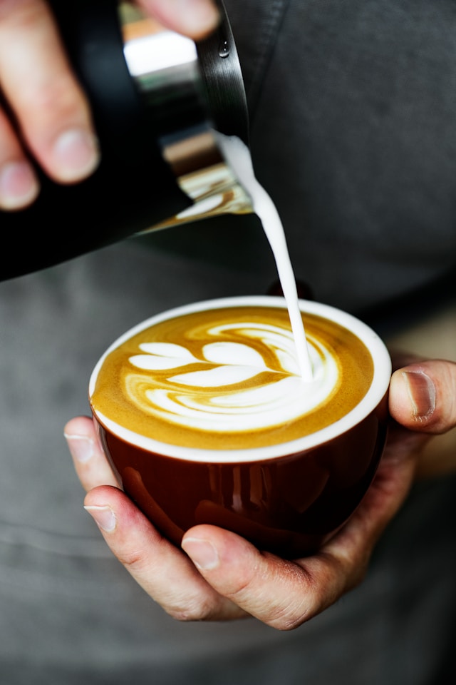 Barista przygotowuje Signature Espresso