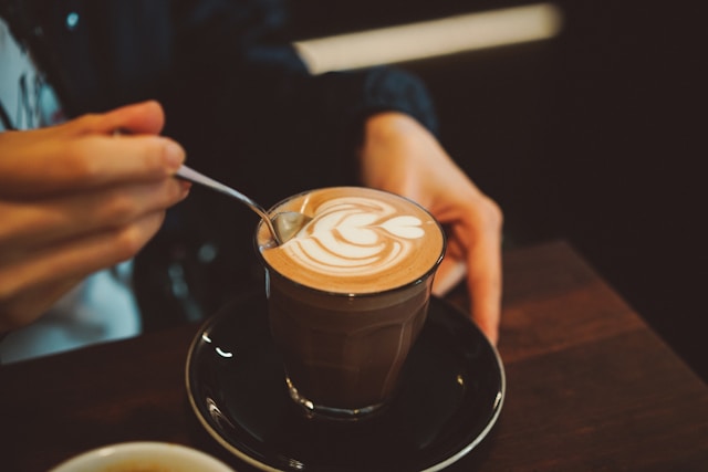 Gość delektujący się Aroma Cortado