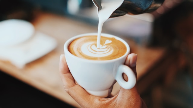 Barista przygotowuje Velvet Latte