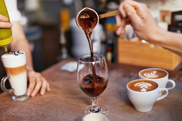 Barista przygotowuje Affogato al Rhum